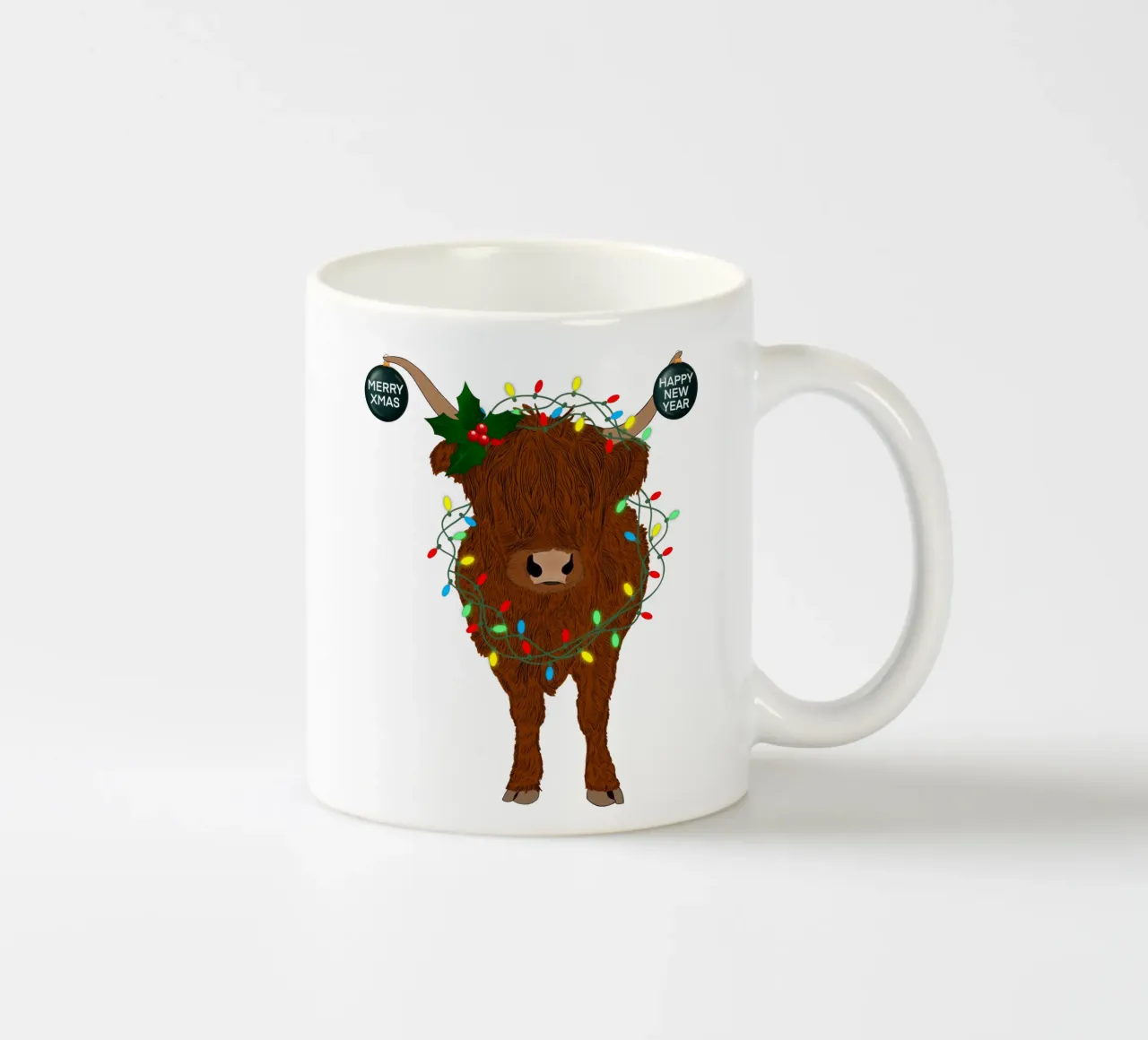 MUCCA SCOZZESE DELLE HIGHLANDS CON LUCI DI NATALE AGGROVIGLIATE tazza in ceramica da ARTOMATIC