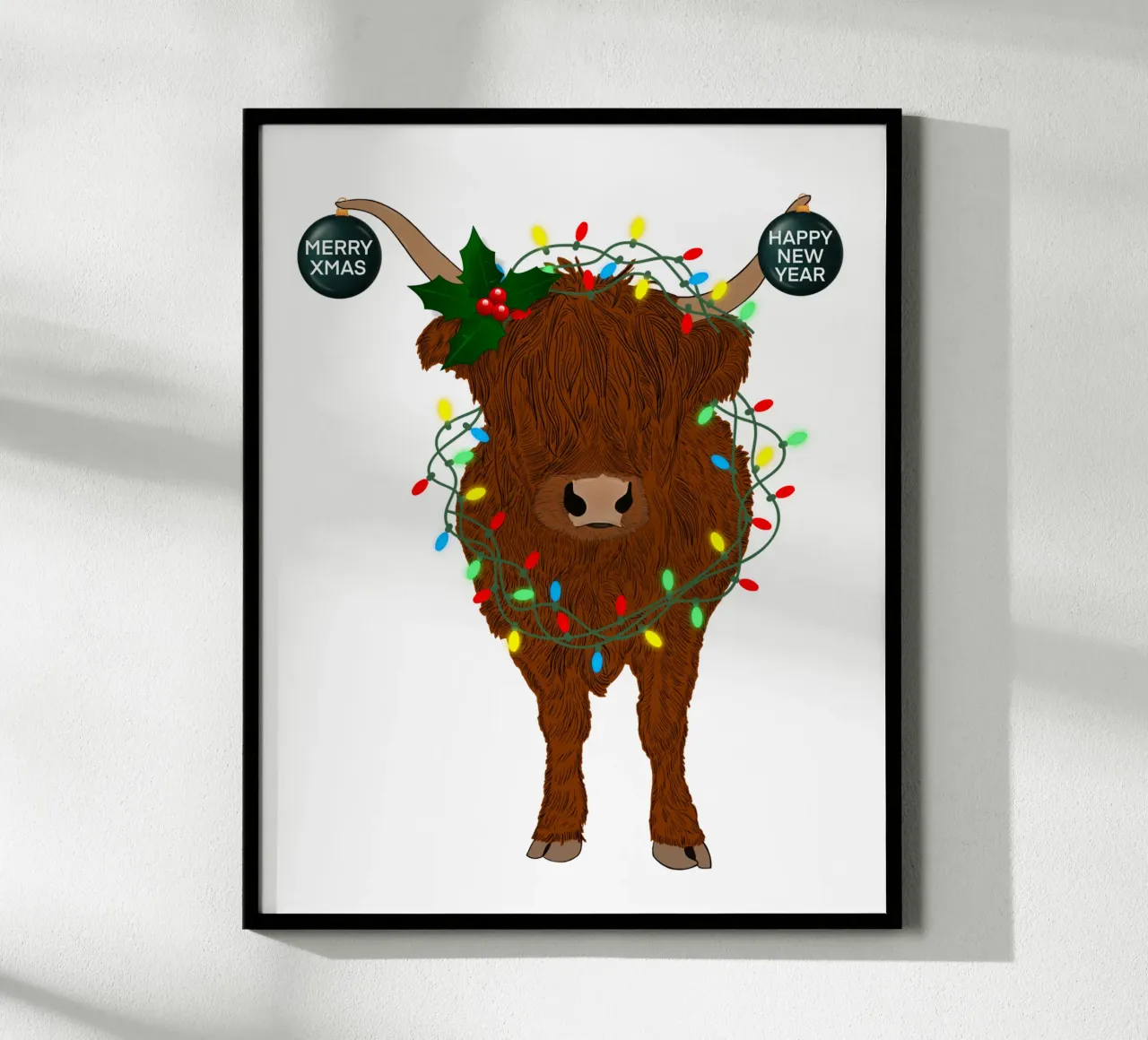 MUCCA SCOZZESE DELLE HIGHLANDS CON LUCI DI NATALE AGGROVIGLIATE poster con telaio in legno da ARTOMATIC