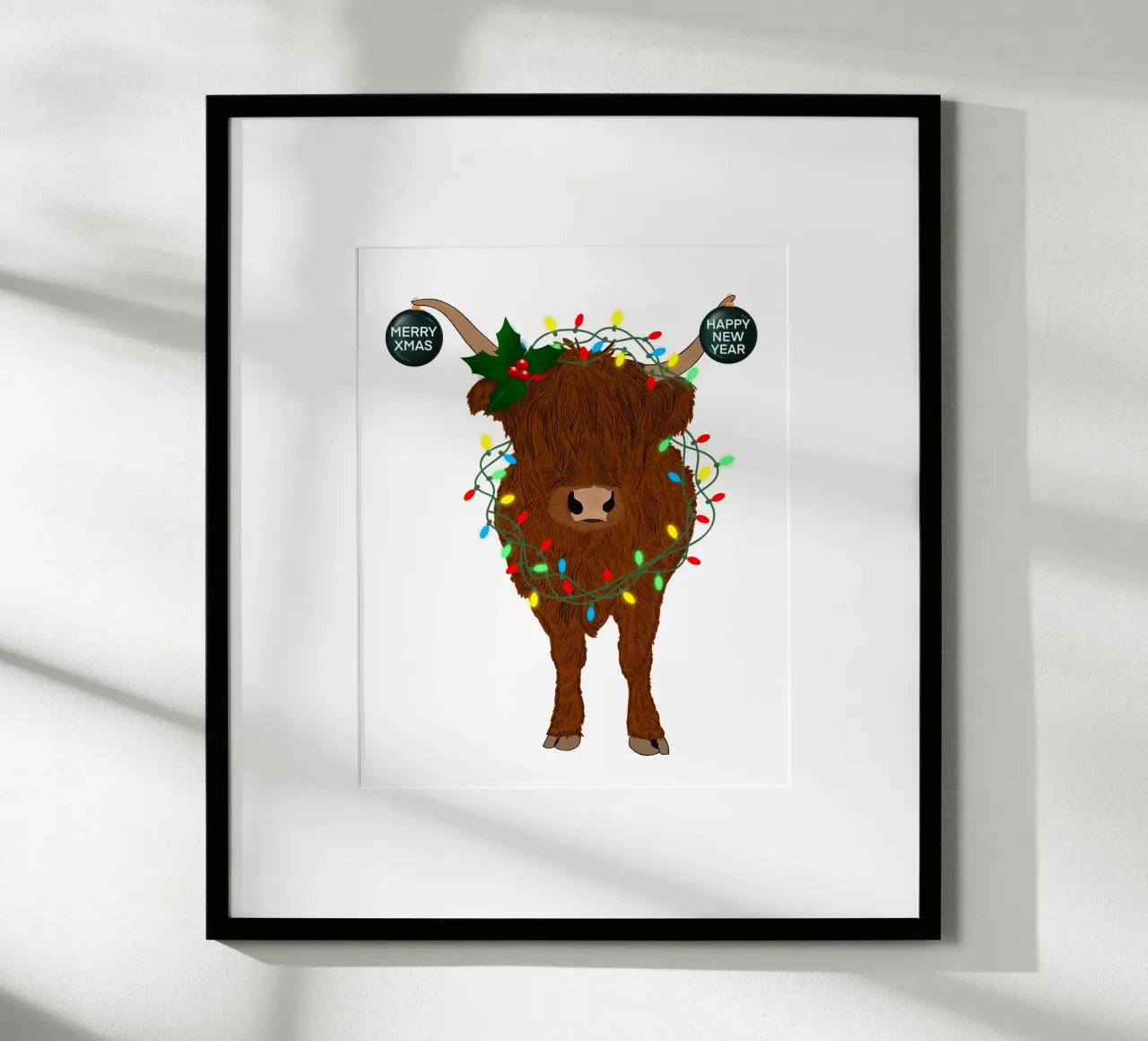 MUCCA SCOZZESE DELLE HIGHLANDS CON LUCI DI NATALE AGGROVIGLIATE poster con telaio in legno da ARTOMATIC