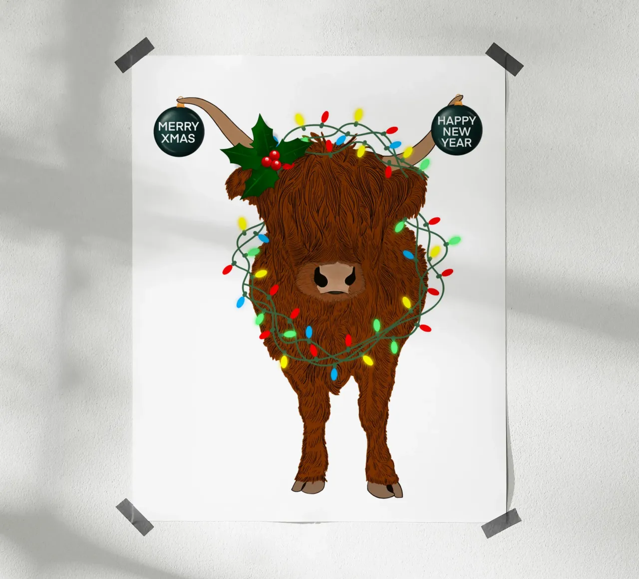 MUCCA SCOZZESE DELLE HIGHLANDS CON LUCI DI NATALE AGGROVIGLIATE poster con telaio in legno da ARTOMATIC