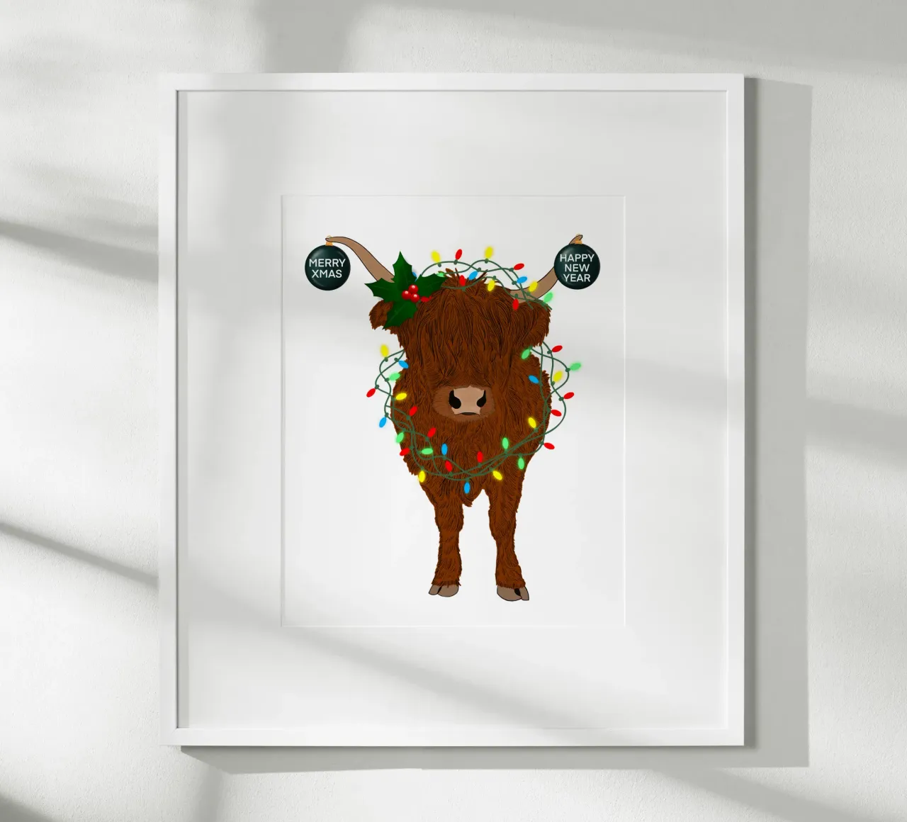 MUCCA SCOZZESE DELLE HIGHLANDS CON LUCI DI NATALE AGGROVIGLIATE poster con telaio in legno da ARTOMATIC