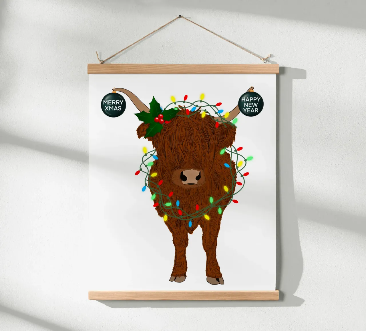 MUCCA SCOZZESE DELLE HIGHLANDS CON LUCI DI NATALE AGGROVIGLIATE poster con telaio in legno da ARTOMATIC