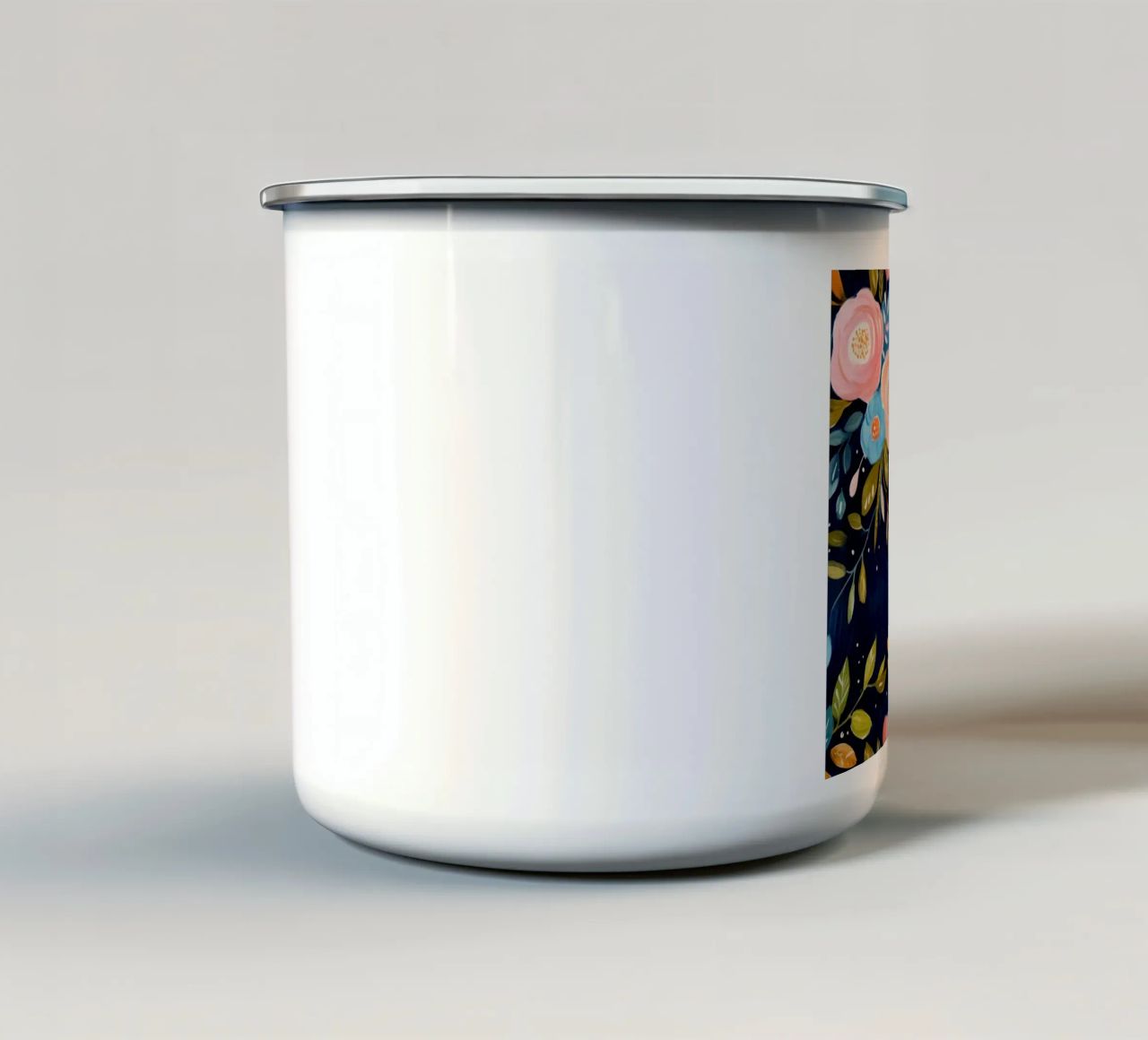 Vortice di fiori tazza in smalto da Modern Muse
