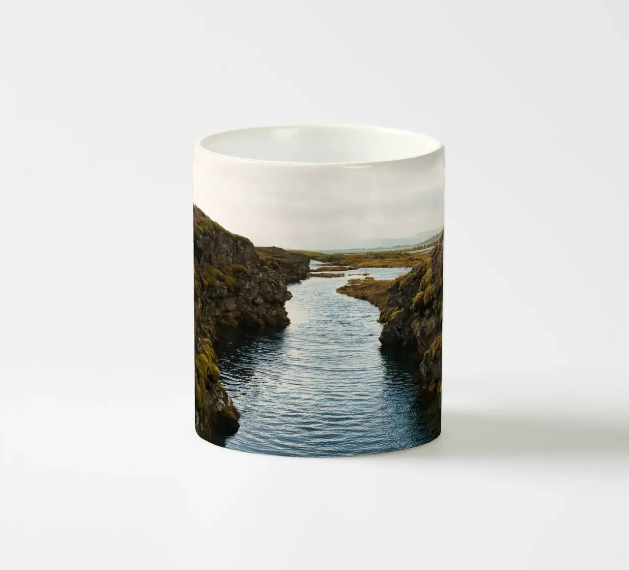 Silfra Rift - Natuurlijke harmonie in het IJslandse landschap keramische mok van Ben & Clo creations