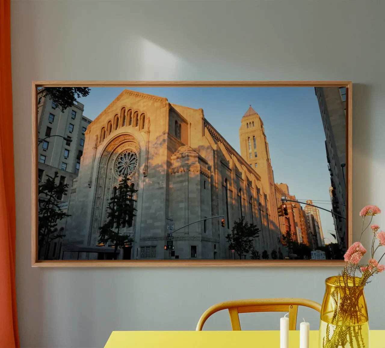 Temple Emanu-El in der Abenddämmerung - Pracht von New York City Leinwand mit Schattenfugenrahmen von Ben & Clo creations