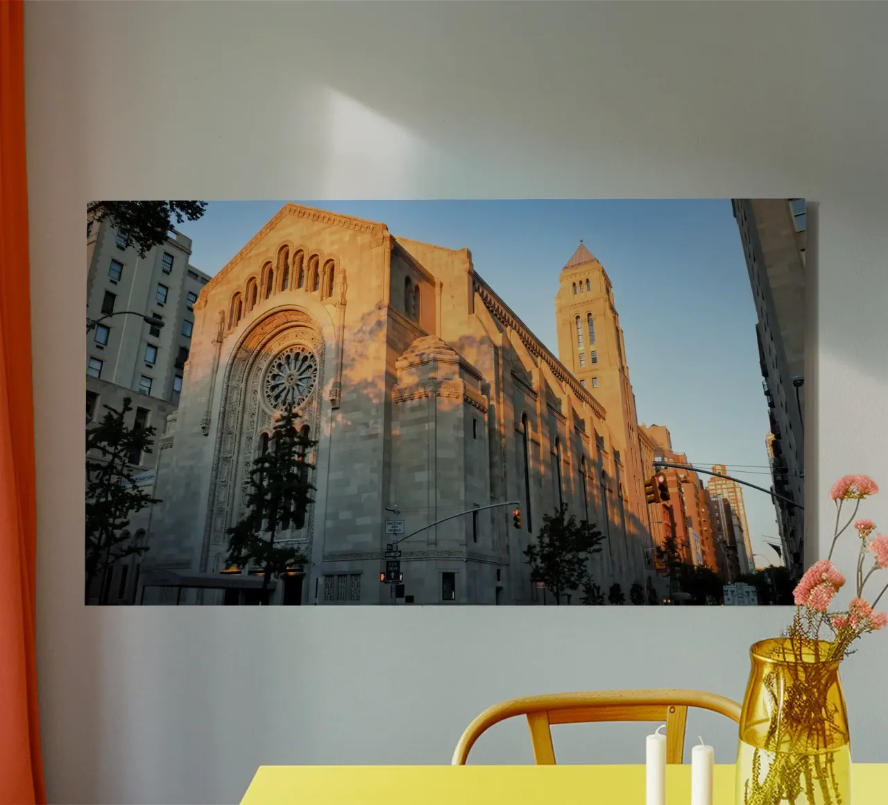 Temple Emanu-El in der Abenddämmerung - Pracht von New York City Leinwand mit Schattenfugenrahmen von Ben & Clo creations