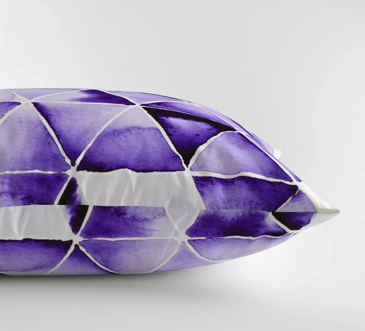Alina Buffiere - Violette Dreiecke cuscino da The Artcircle