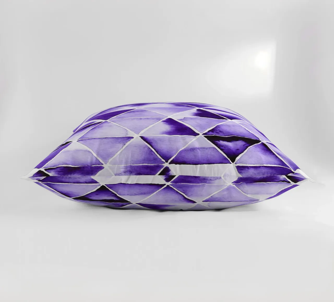 Alina Buffiere - Violette Dreiecke cuscino da The Artcircle