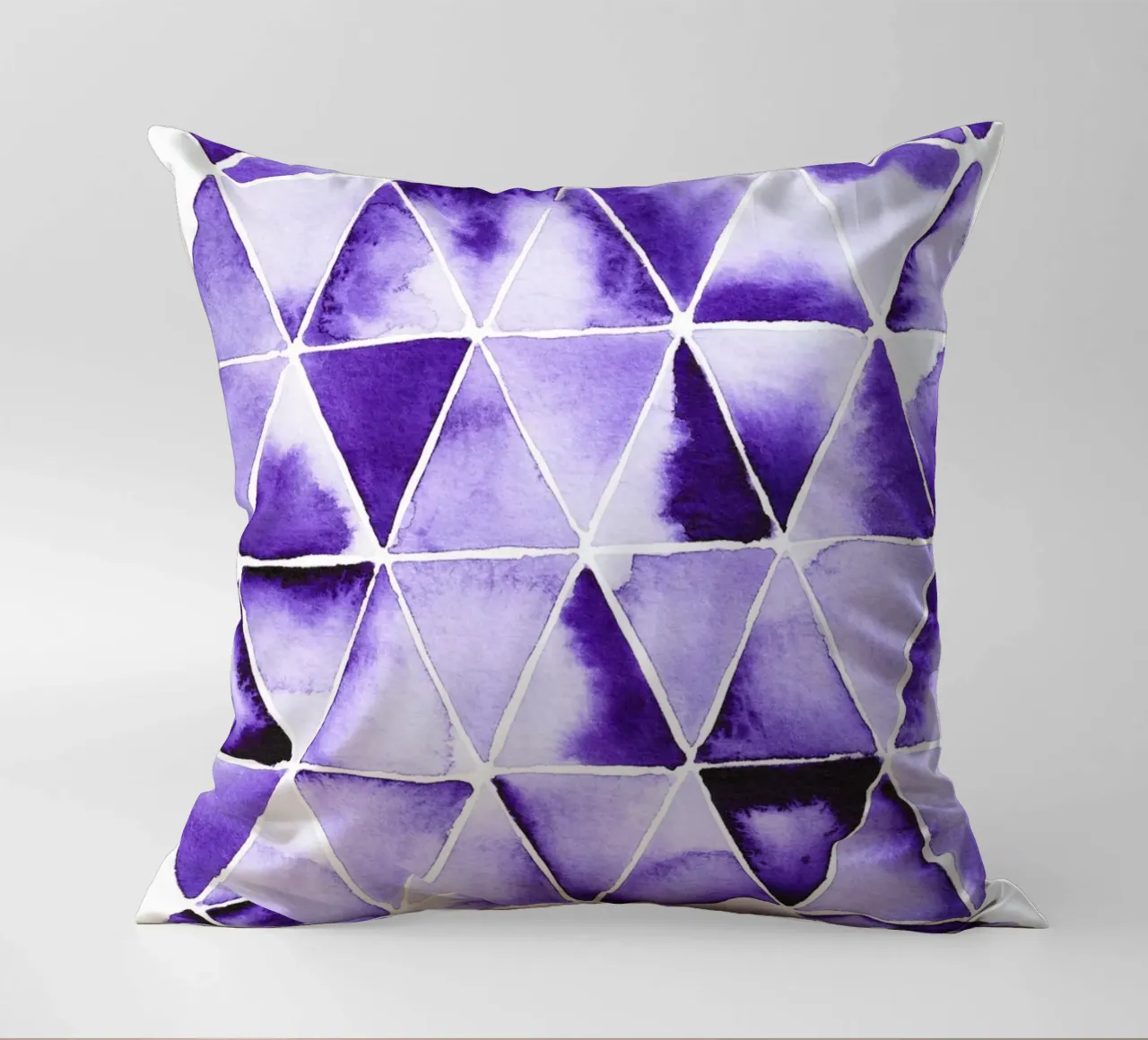 Alina Buffiere - Violette Dreiecke cuscino da The Artcircle