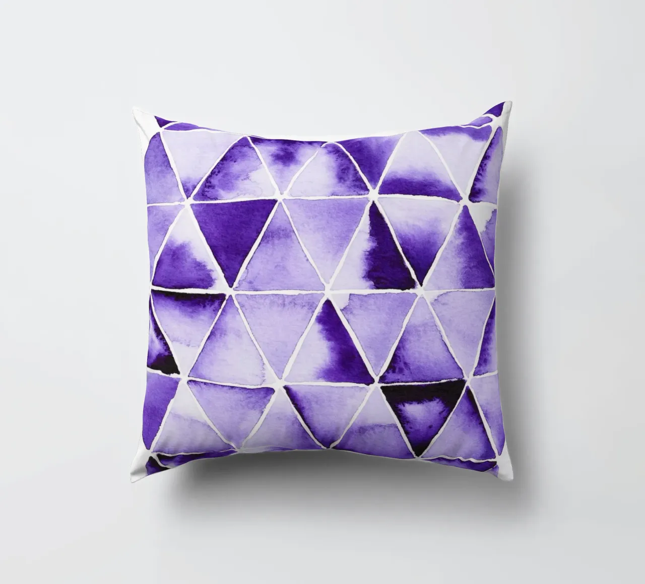 Alina Buffiere - Violette Dreiecke cuscino da The Artcircle