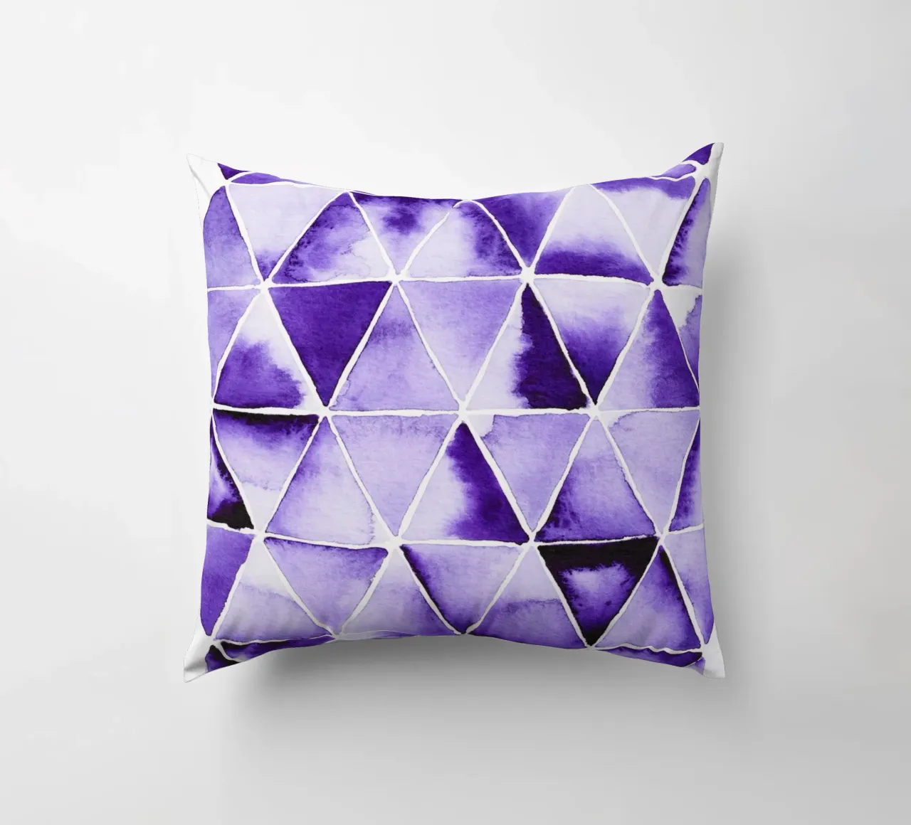 Alina Buffiere - Violette Dreiecke cuscino da The Artcircle