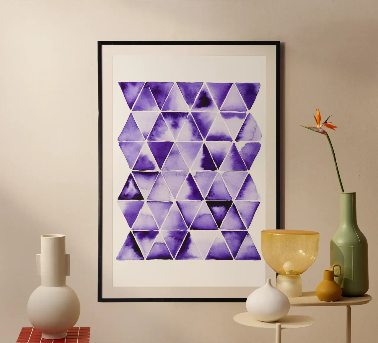Alina Buffiere - Violette Dreiecke poster con telaio in plastica da The Artcircle