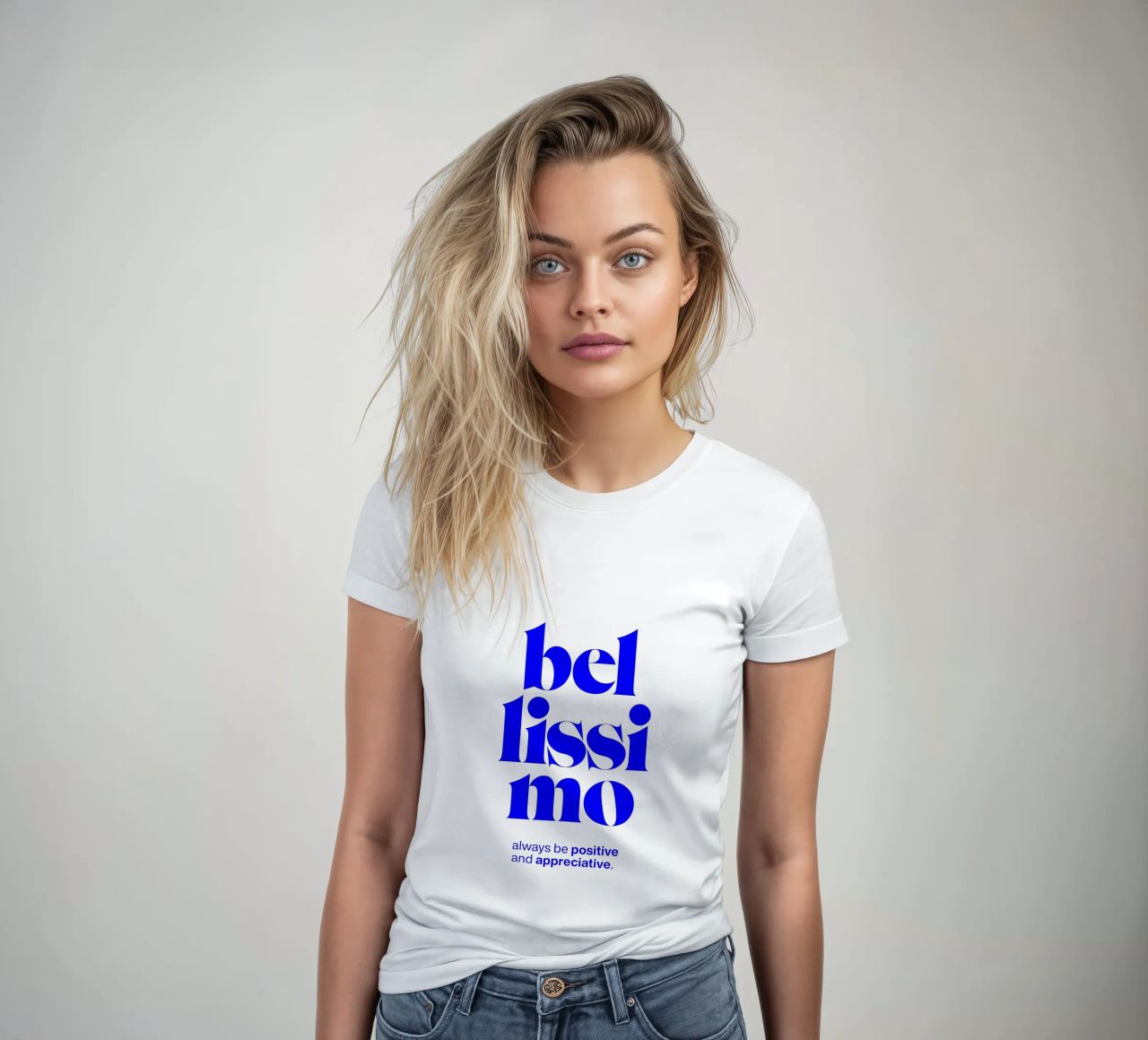 bellissimo statement print: siate positivi e riconoscenti t-shirt da donna da The True Type
