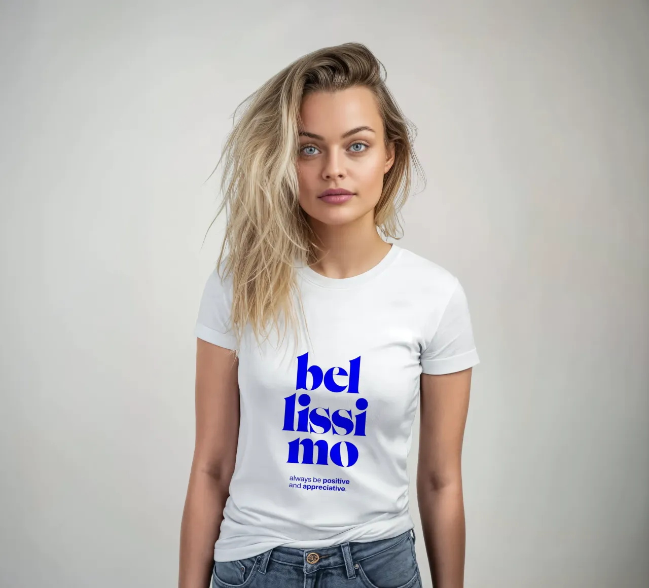 bellissimo statement print: siate positivi e riconoscenti t-shirt da donna da The True Type
