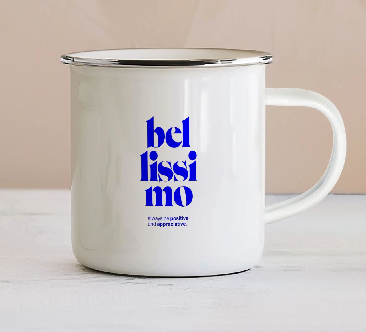 bellissimo statement print: wees positief en waarderend emaille mok van The True Type