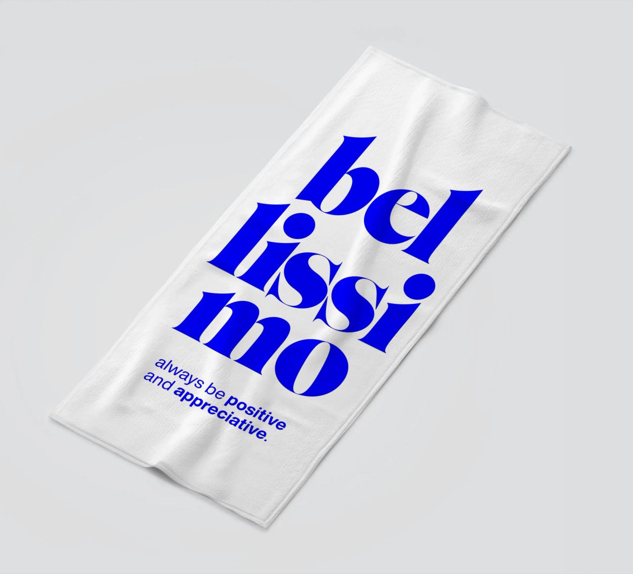 bellissimo statement print: siate positivi e riconoscenti telo mare da The True Type