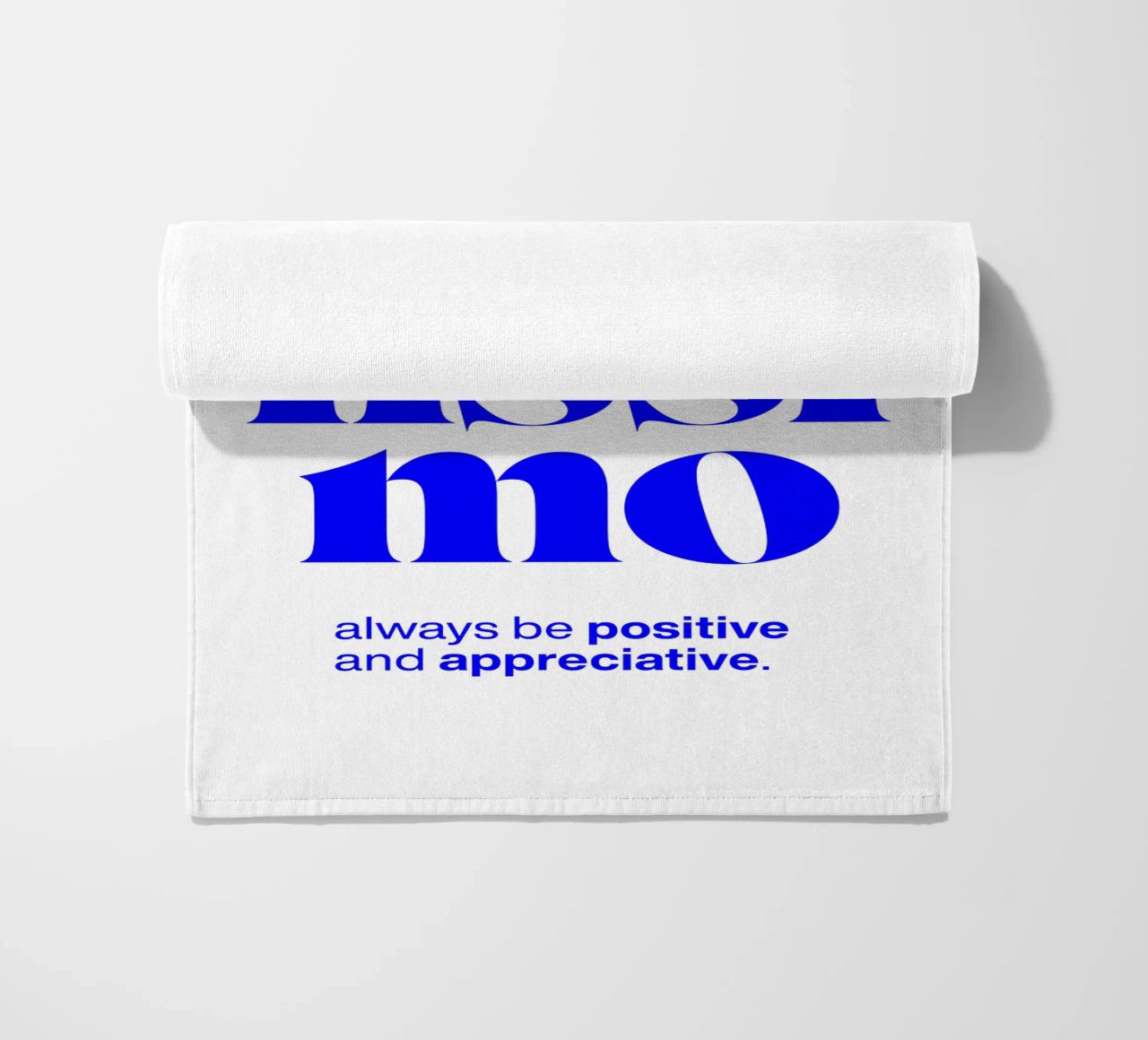 bellissimo statement print: siate positivi e riconoscenti telo mare da The True Type