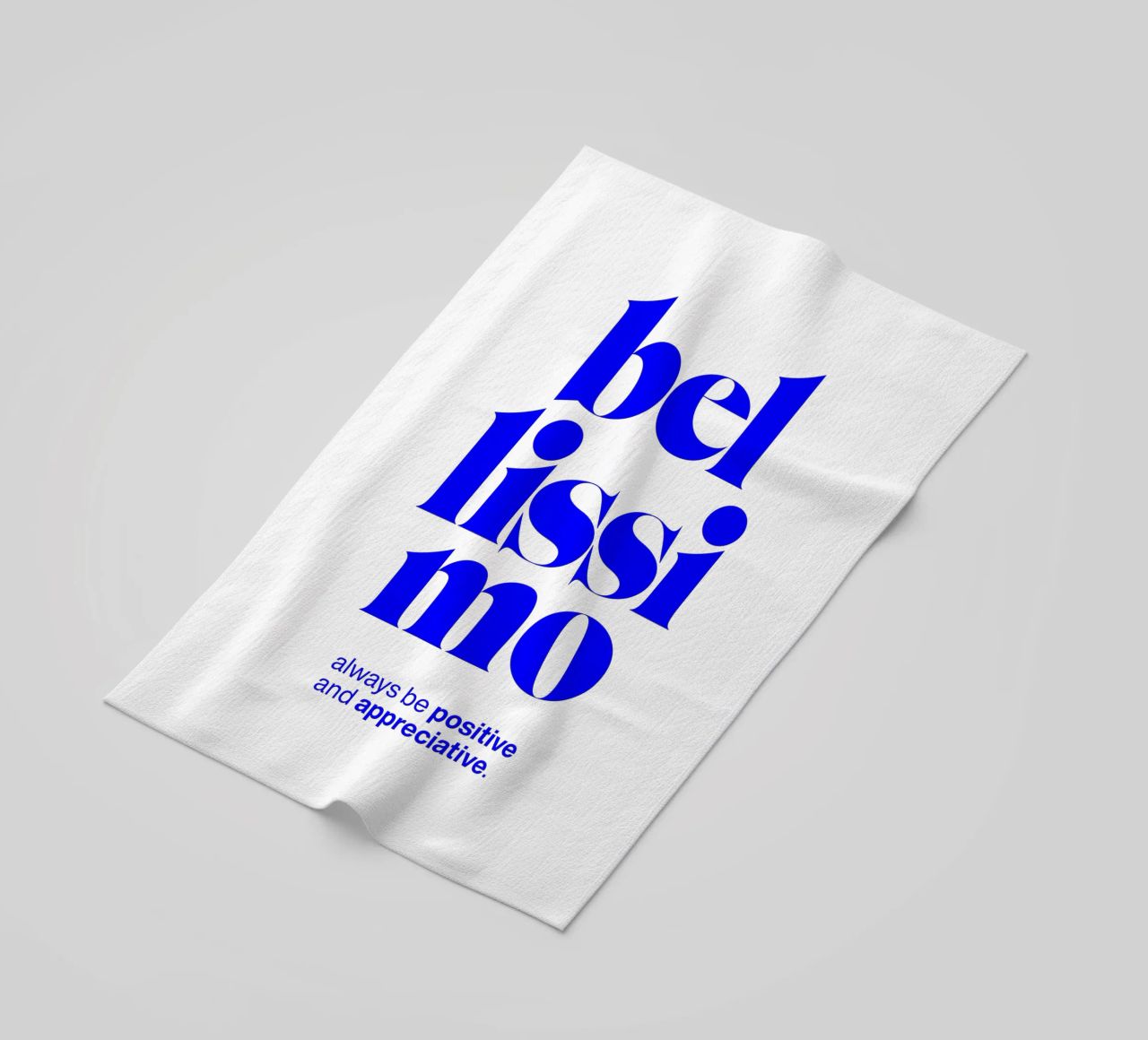 bellissimo statement print: siate positivi e riconoscenti telo mare da The True Type