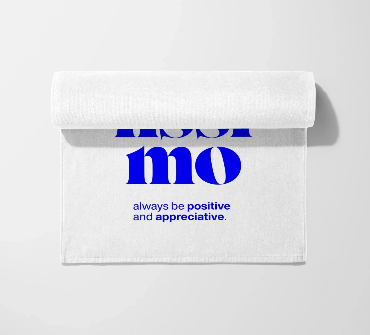bellissimo statement print: siate positivi e riconoscenti telo mare da The True Type