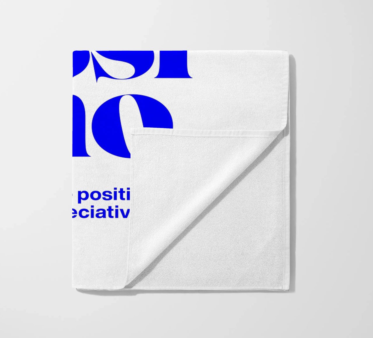 bellissimo statement print: siate positivi e riconoscenti telo mare da The True Type