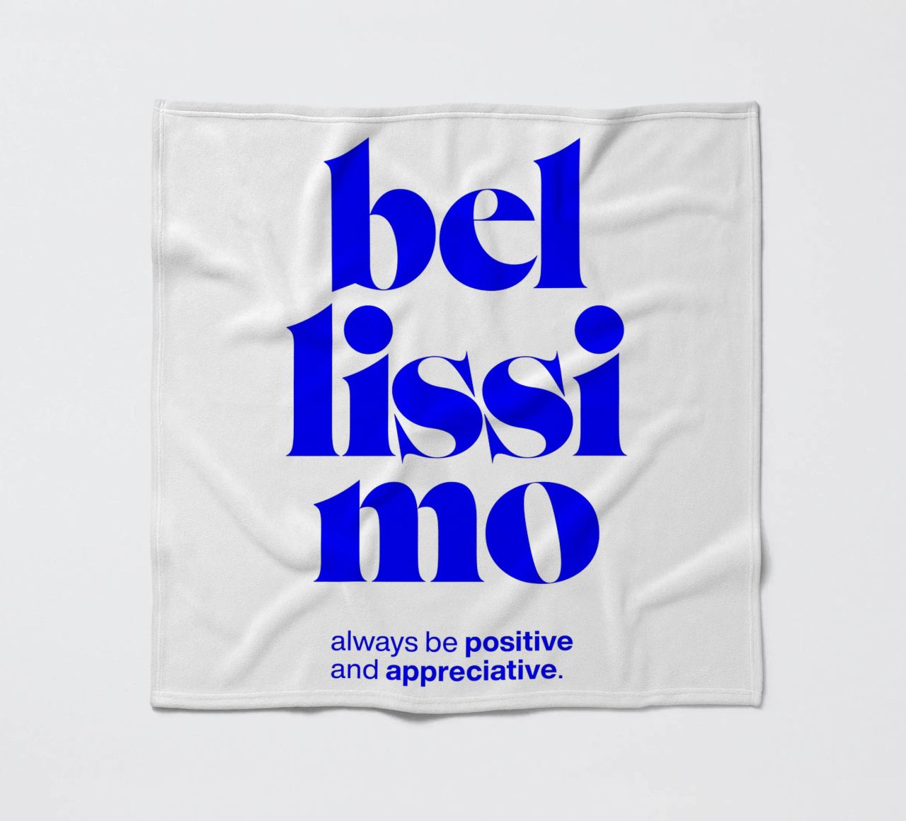 bellissimo statement print: positiv und wertschätzend sein Fleecedecke von The True Type