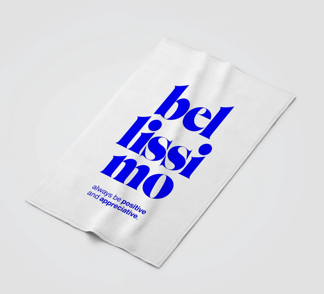 bellissimo statement print: positiv und wertschätzend sein Fleecedecke von The True Type