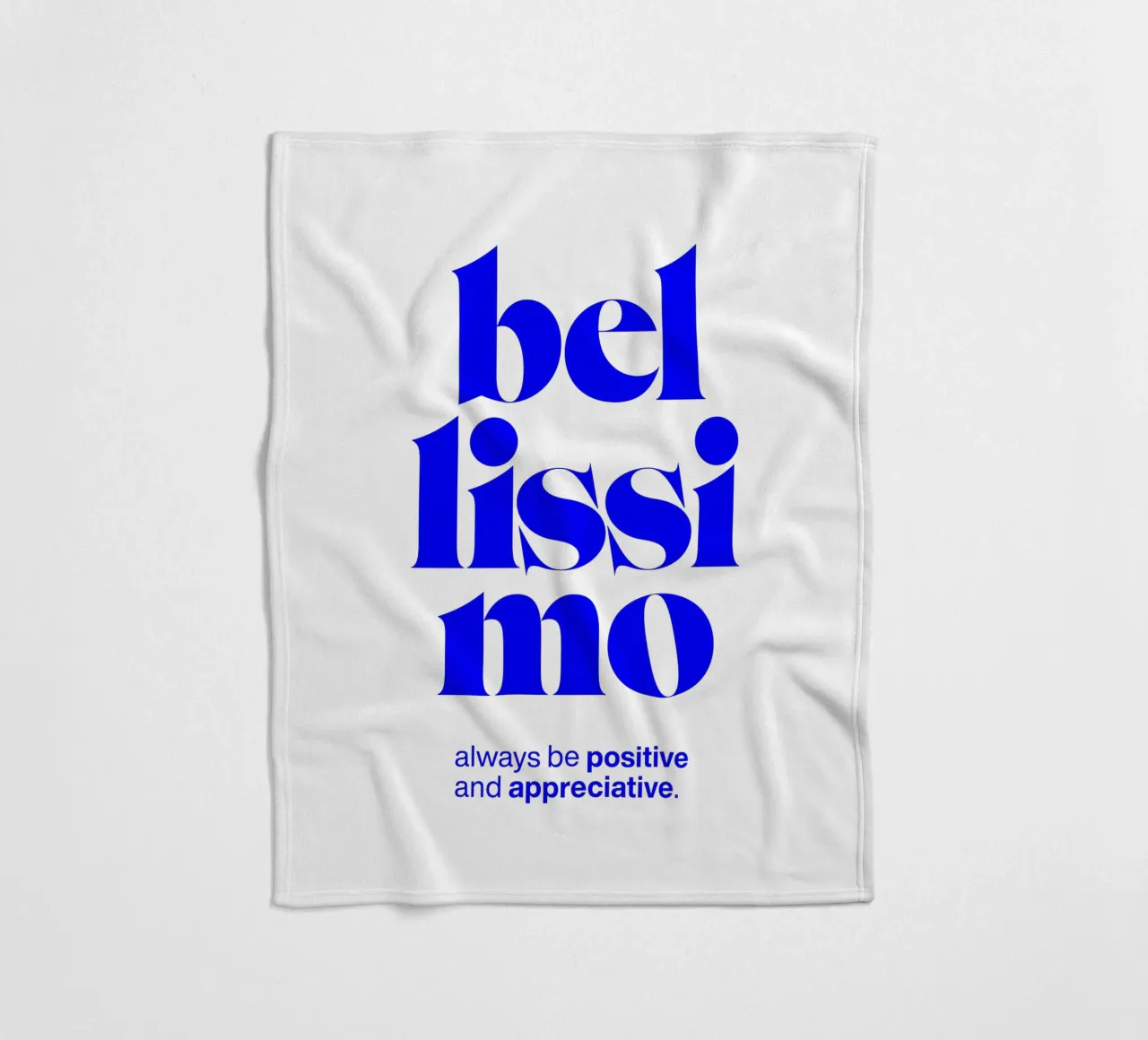 bellissimo statement print: positiv und wertschätzend sein Fleecedecke von The True Type