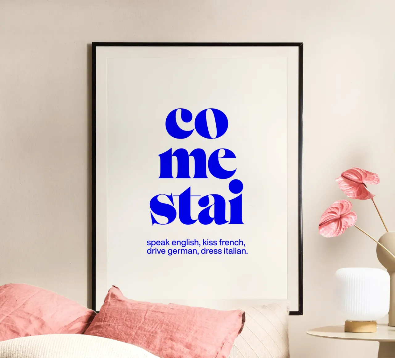 vieni a stare: parla inglese, bacia il francese, guida il tedesco poster con telaio in legno da The True Type