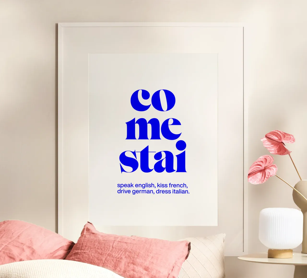 vieni a stare: parla inglese, bacia il francese, guida il tedesco poster con telaio in legno da The True Type