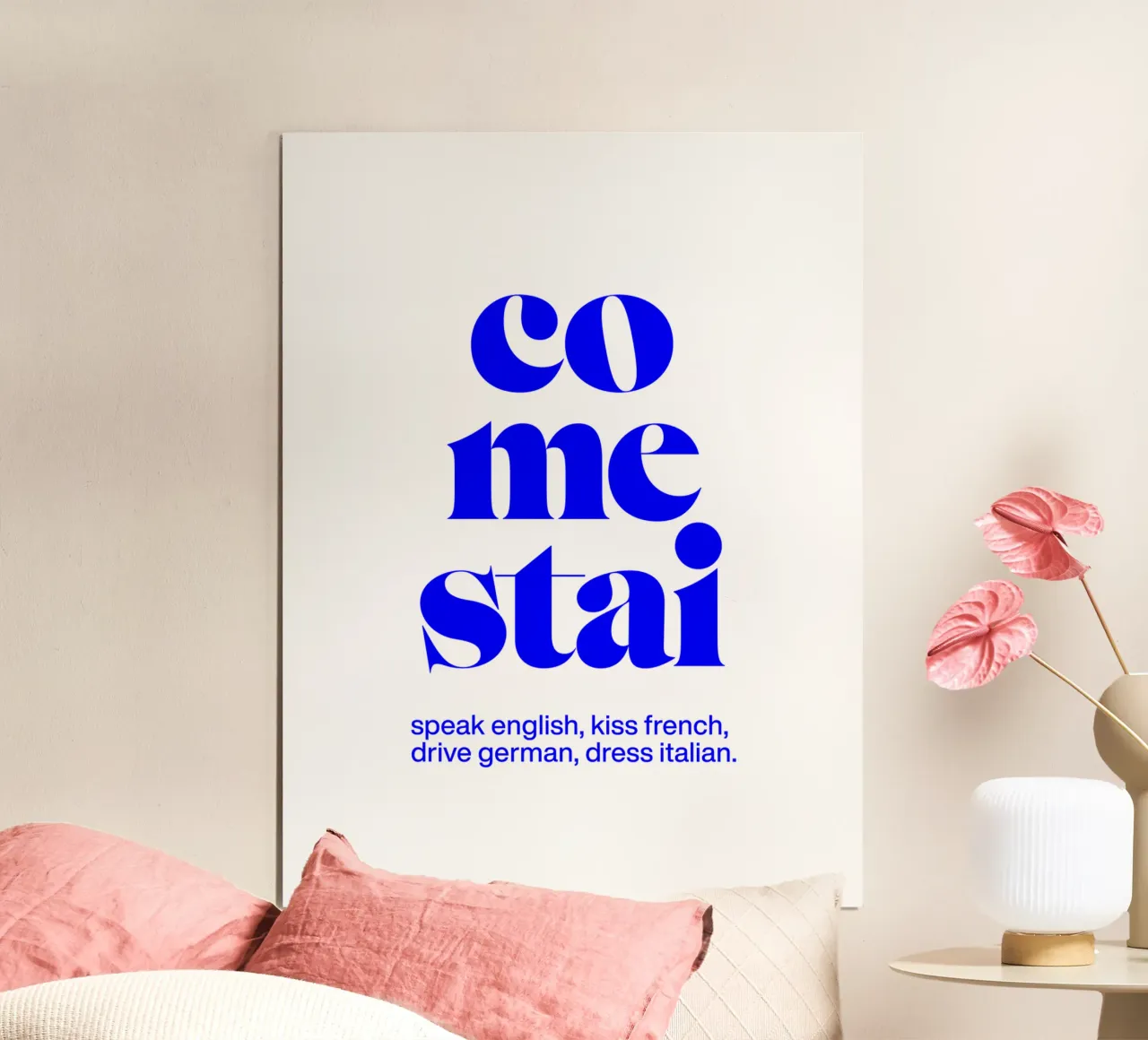 vieni a stare: parla inglese, bacia il francese, guida il tedesco poster con telaio in legno da The True Type