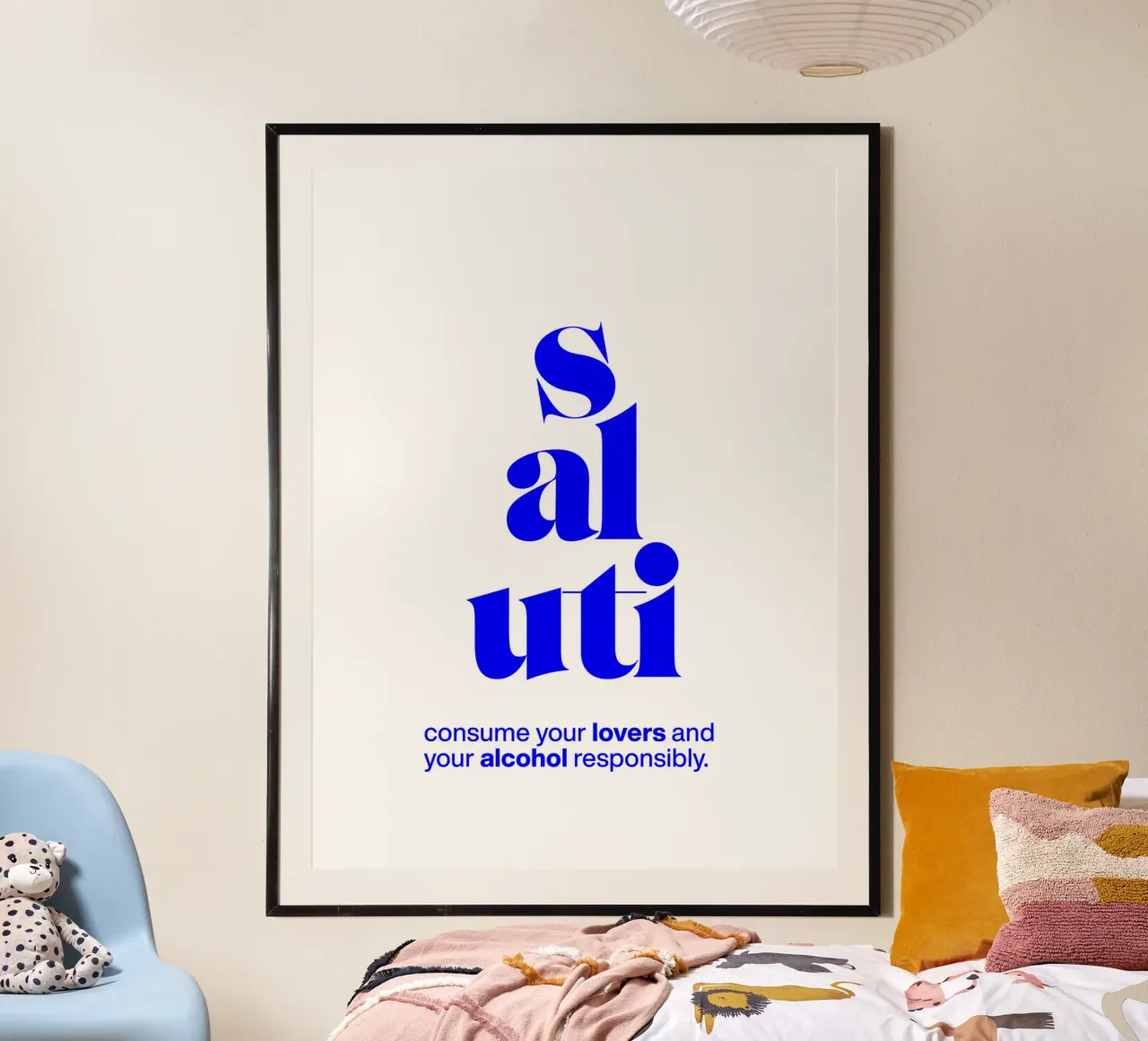 saluti statement print: consumo responsable de amantes y alcohol poster con marco de aluminio de The True Type