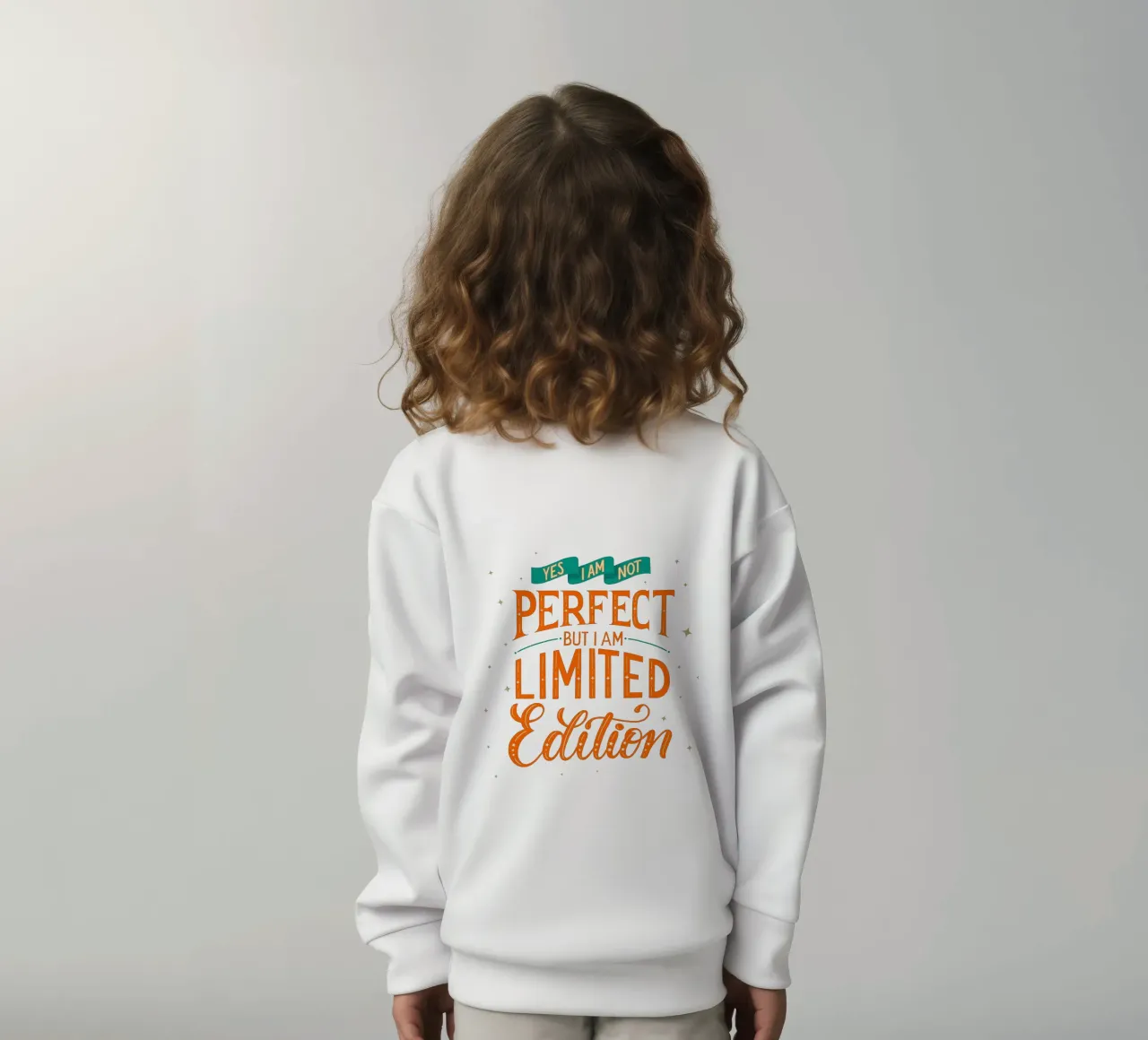I Am Not Perfect. But I Am Limited Edition. Hand Lettering. felpa bambino da CalliLetters