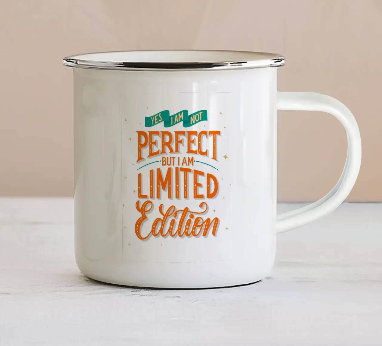 I Am Not Perfect. But I Am Limited Edition. Hand Lettering. tazza in smalto da CalliLetters