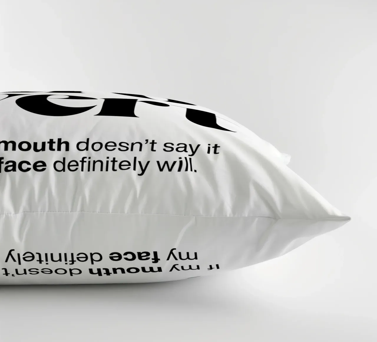 introverti : Si ma bouche ne le dit pas, mon visage le dira. coussin de The True Type