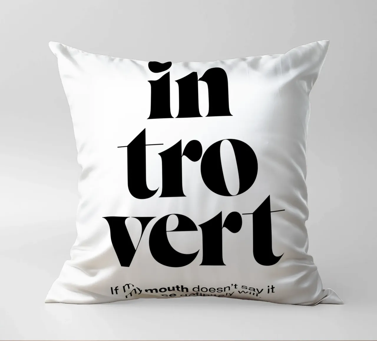 introverti : Si ma bouche ne le dit pas, mon visage le dira. coussin de The True Type