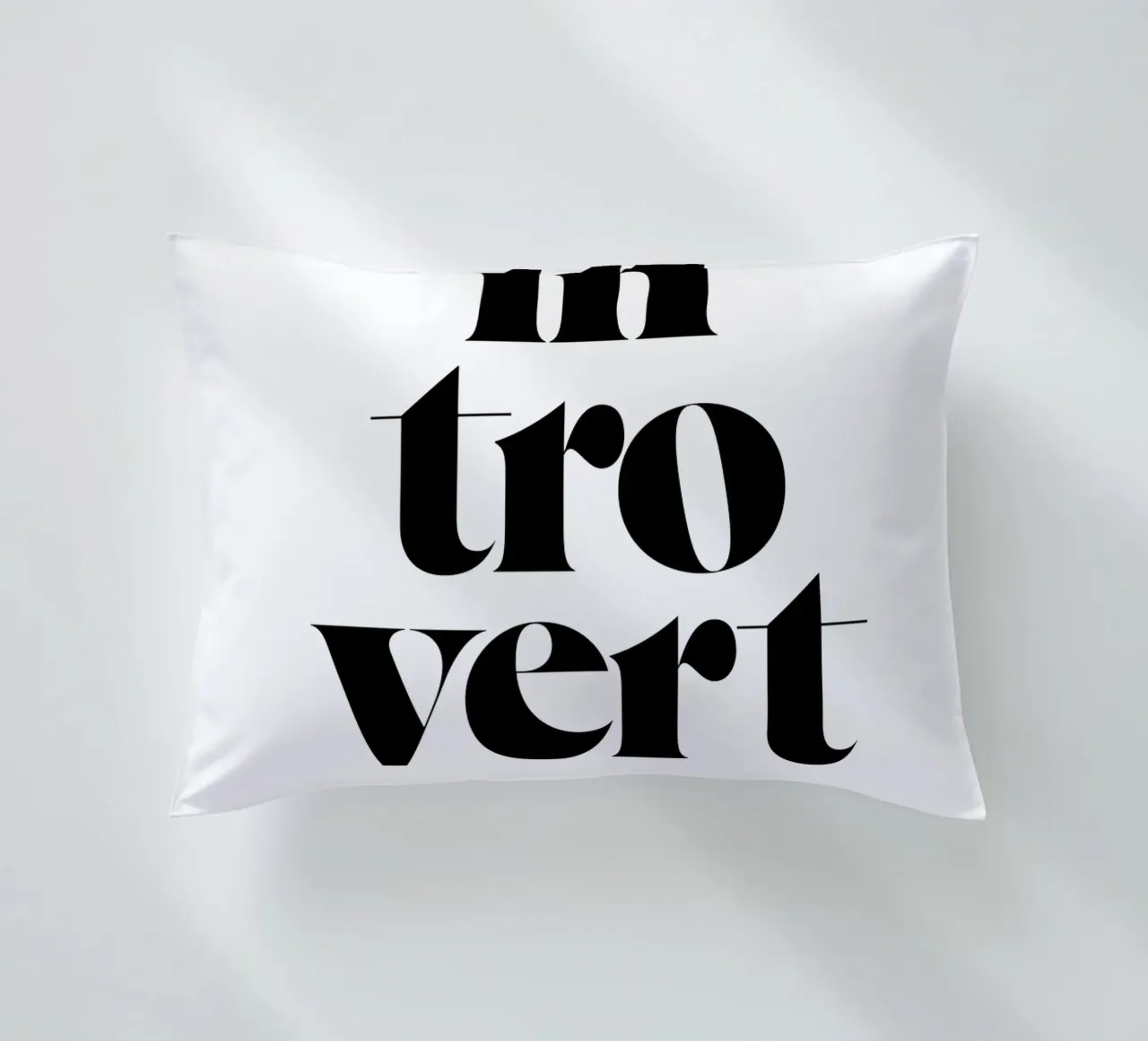 introverti : Si ma bouche ne le dit pas, mon visage le dira. coussin de The True Type