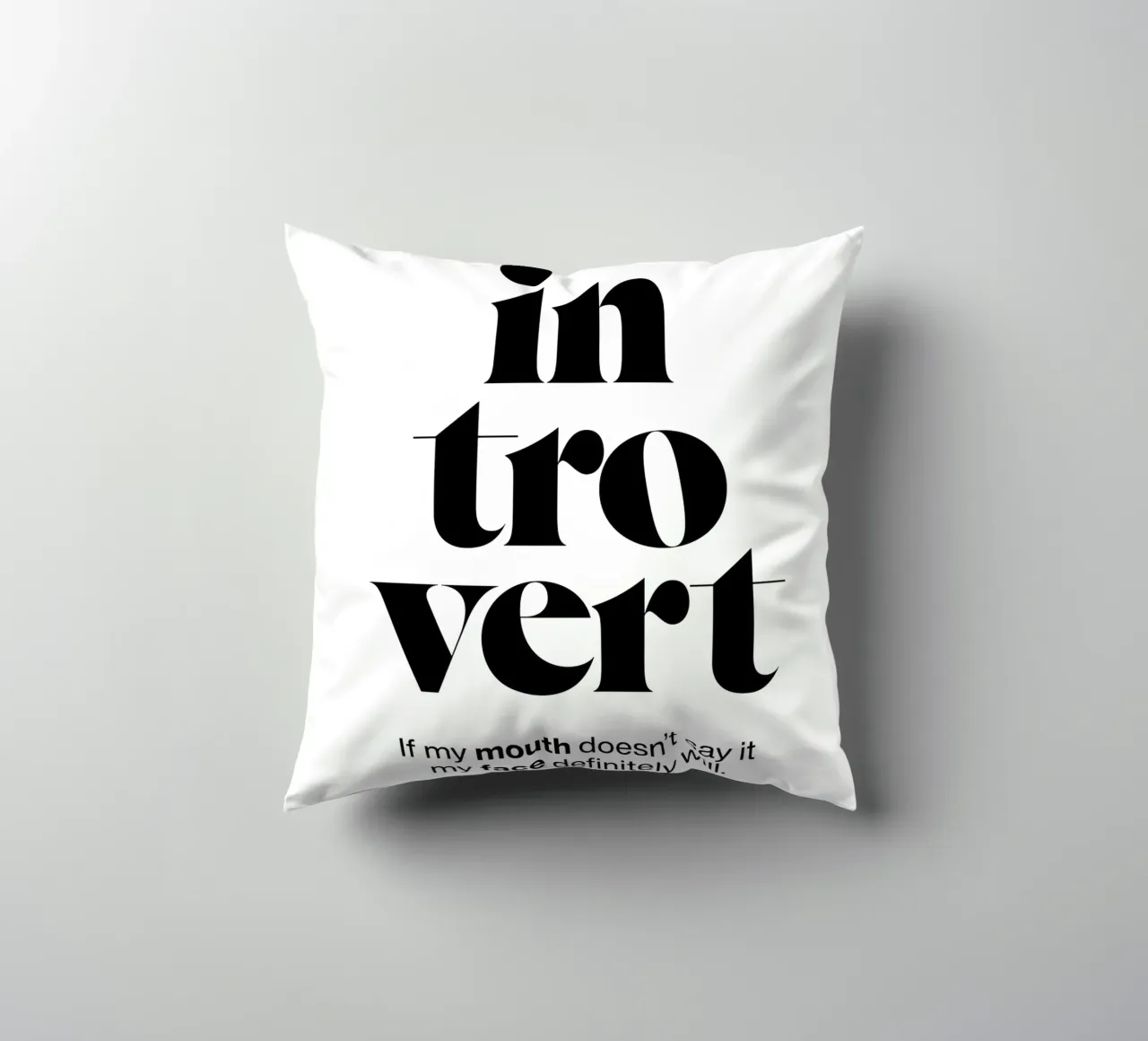 introverti : Si ma bouche ne le dit pas, mon visage le dira. coussin de The True Type