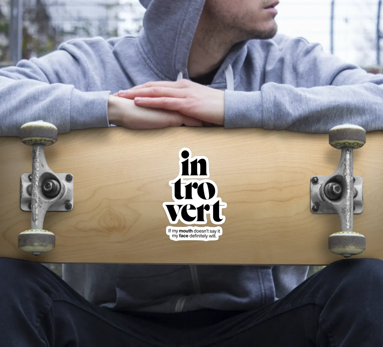 introverti : Si ma bouche ne le dit pas, mon visage le dira. autocollant de The True Type