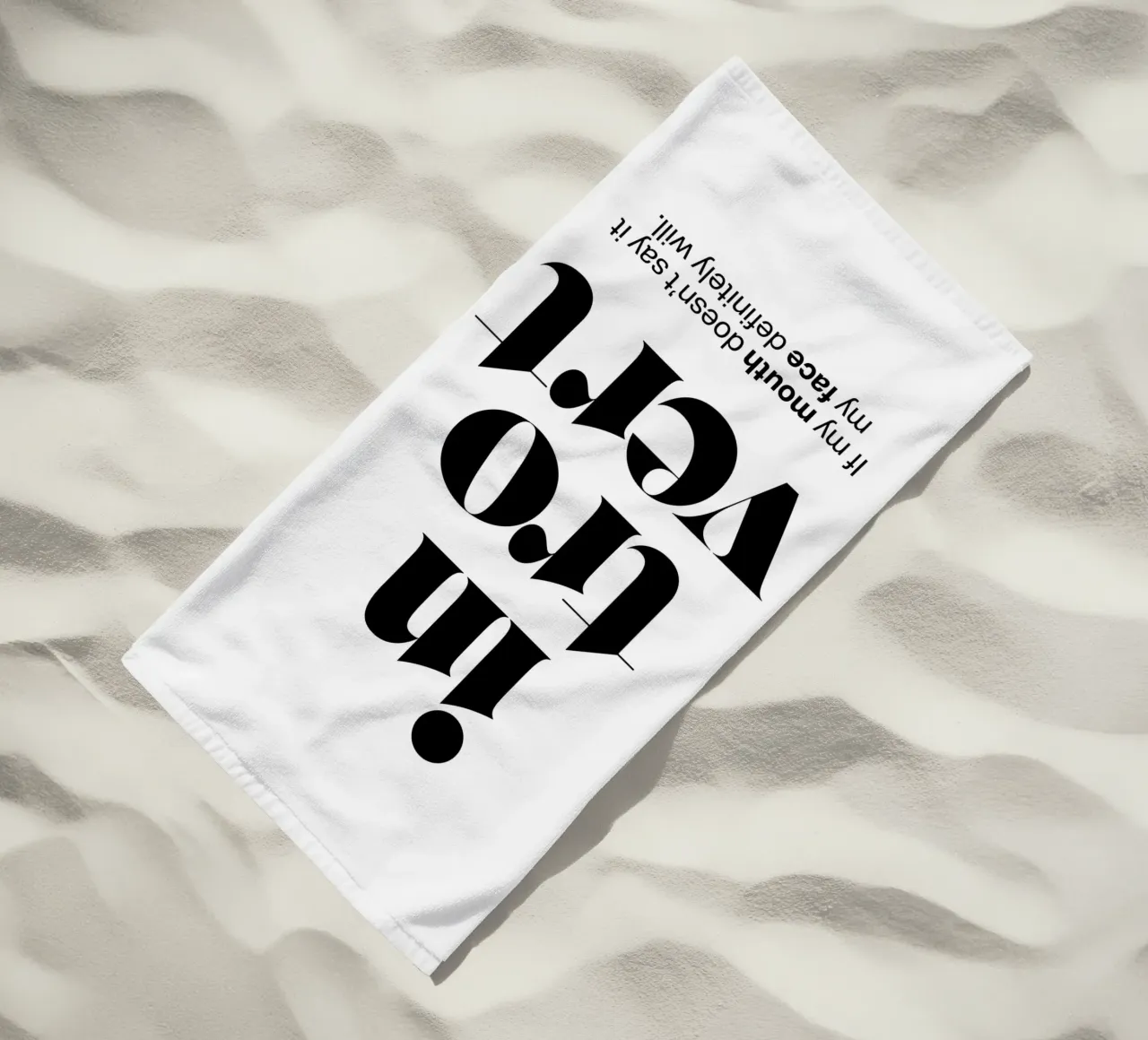 introverti : Si ma bouche ne le dit pas, mon visage le dira. serviette de plage de The True Type