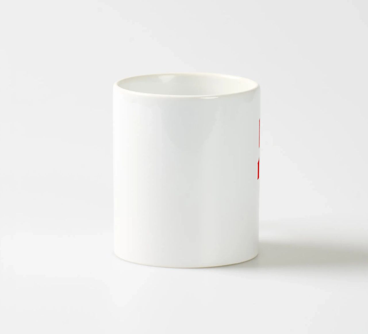 bonjour statement print: maar eerst koffie. keramische mok van The True Type