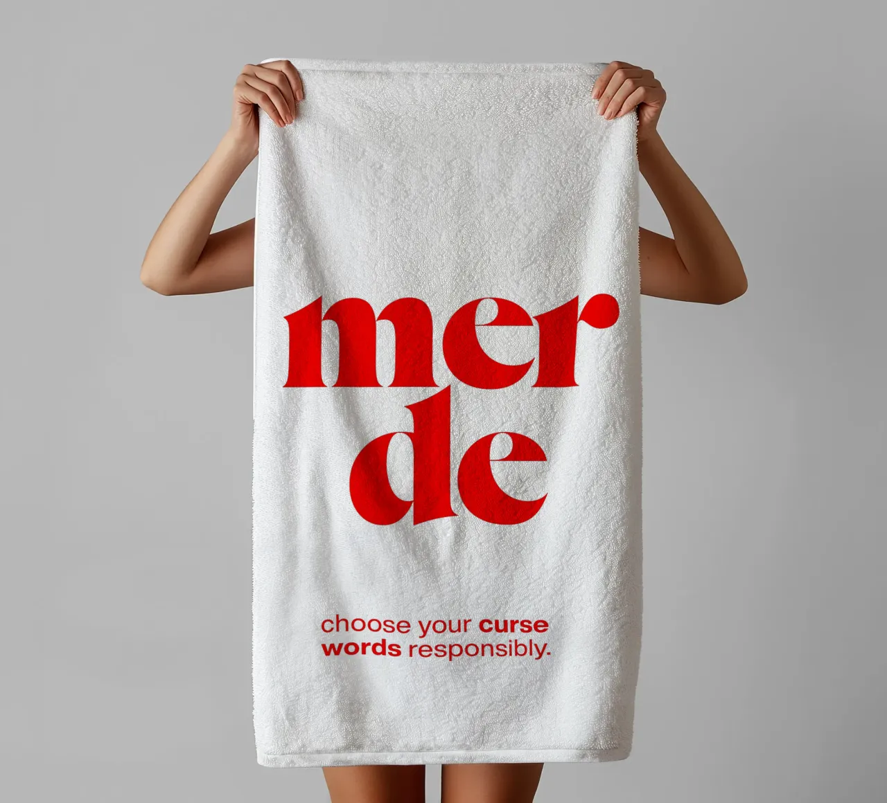 merde statement print: Wählen Sie Ihre Schimpfwörter verantwortungsvoll. Handtuch von The True Type