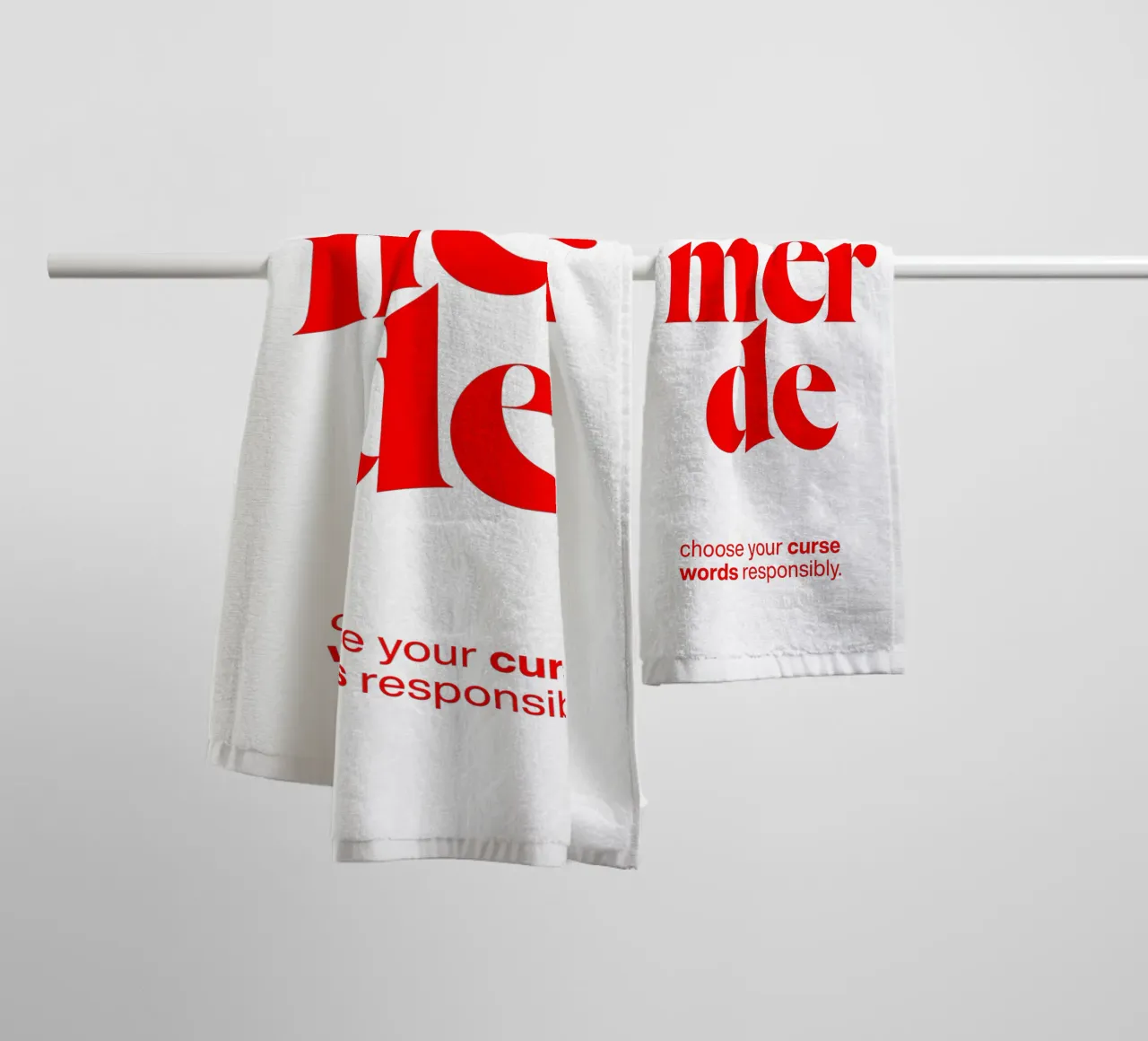 merde statement print: Wählen Sie Ihre Schimpfwörter verantwortungsvoll. Handtuch von The True Type