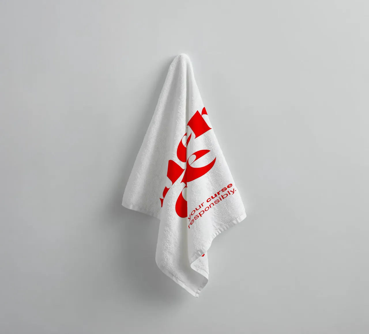 merde statement print: Wählen Sie Ihre Schimpfwörter verantwortungsvoll. Handtuch von The True Type