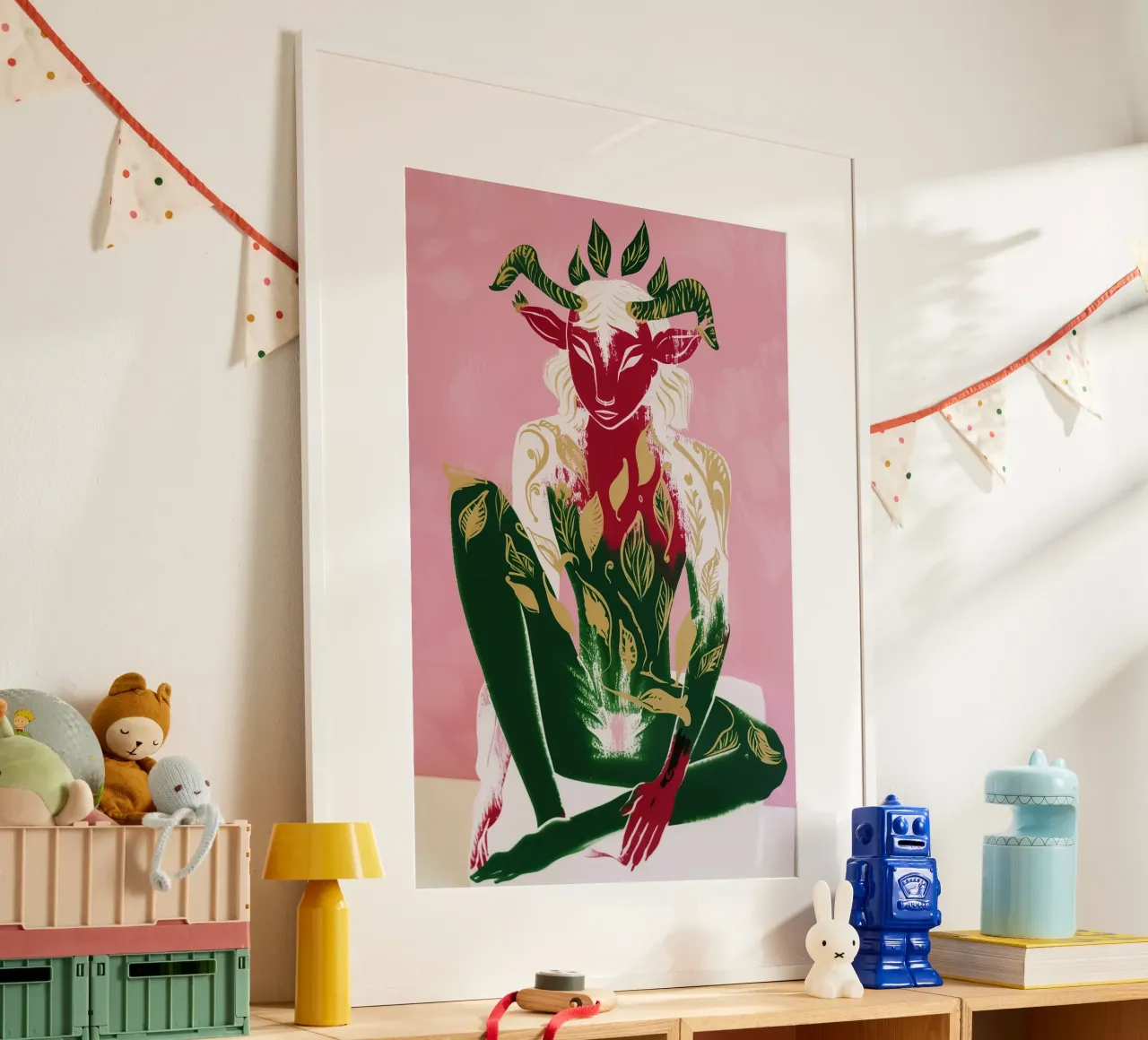 Portrait décoratif d'un faune en vieux rose, vert et or poster avec cadre en bois de Autofocus