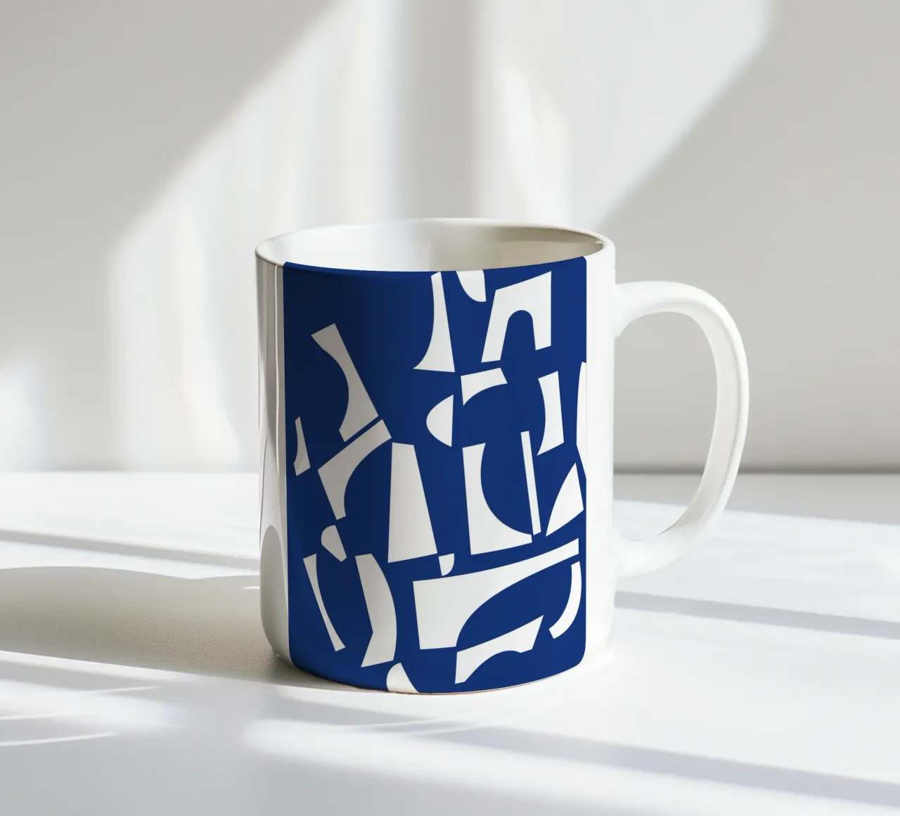 La gioia delle forme blu tazza in ceramica da Kim Hubball Studio