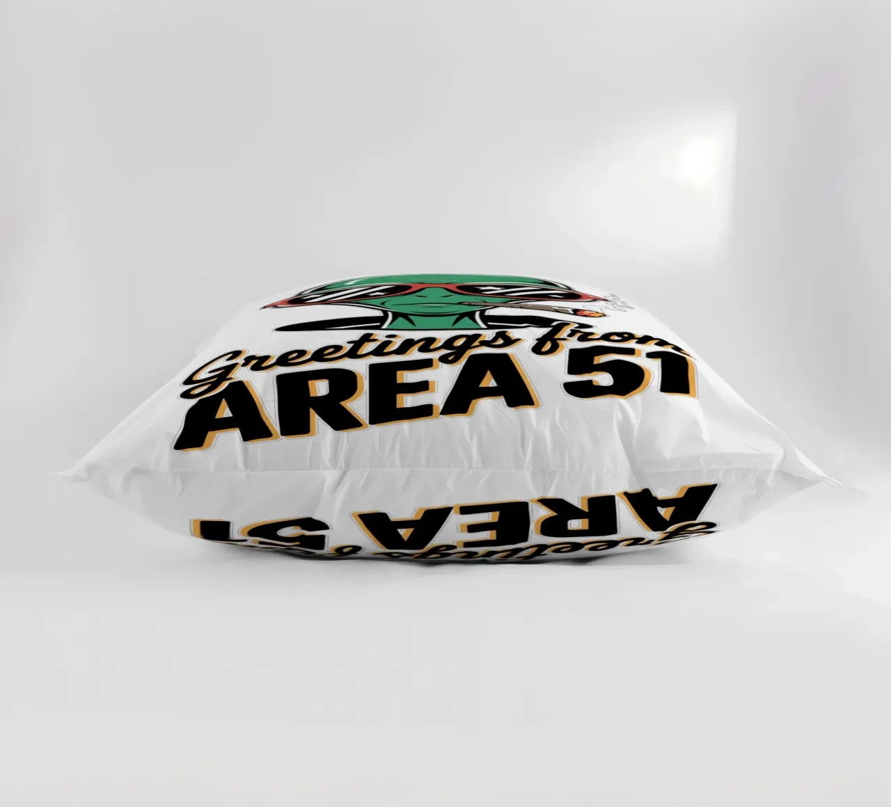 Greetings from Area 51 cuscino da edsonramosart