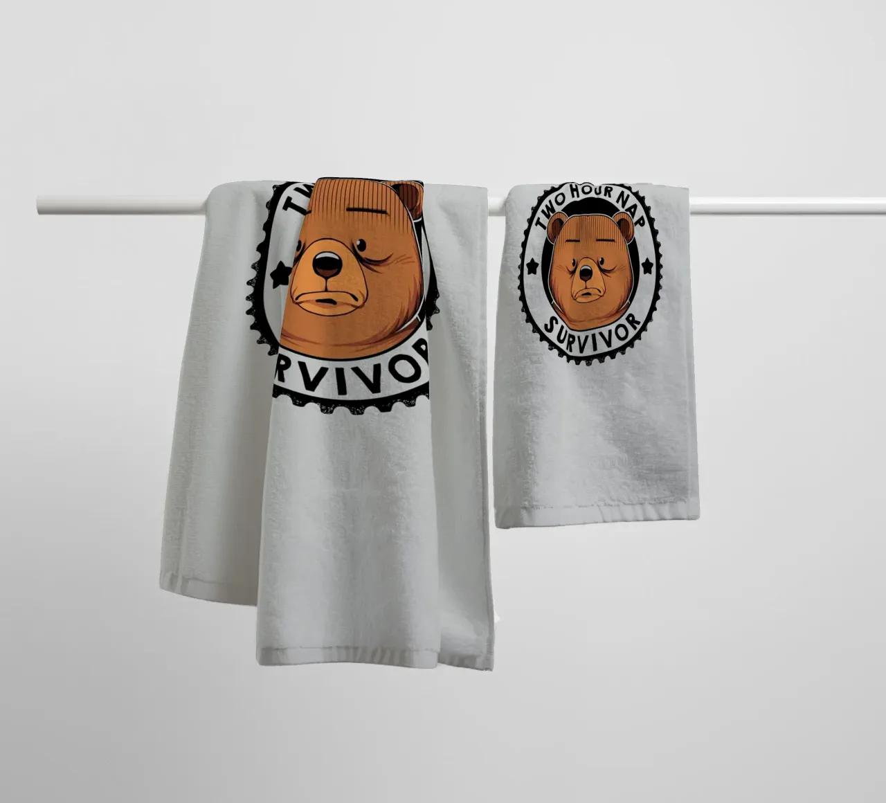 Two Hour Nap Survivor Bear asciugamano da bagno da Tobe Fonseca