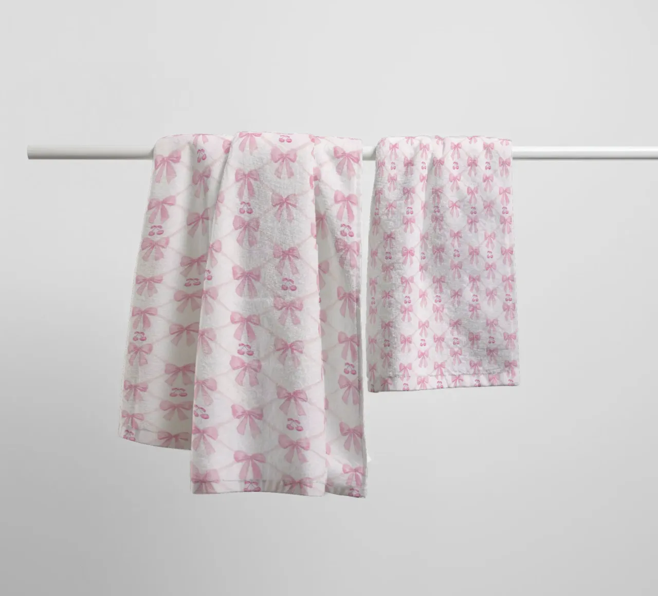 Erröten Sie Rosa Bögen Kirschen Coquette Bogen Ästhetisch Preppy Y2K Handtuch von Gentle Echoes Art