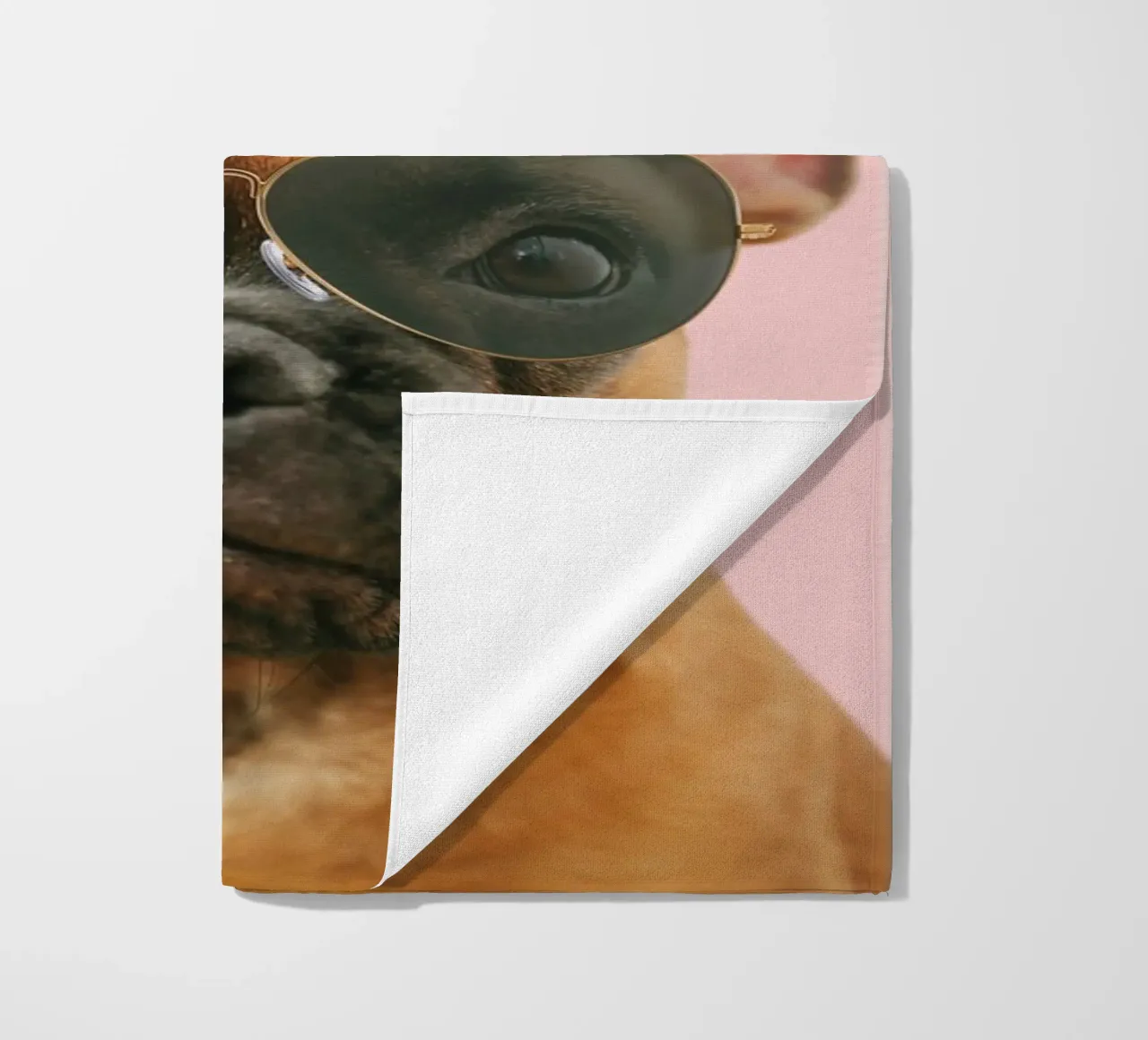 cane carino con cappello fedora telo mare da Berwies Artwork