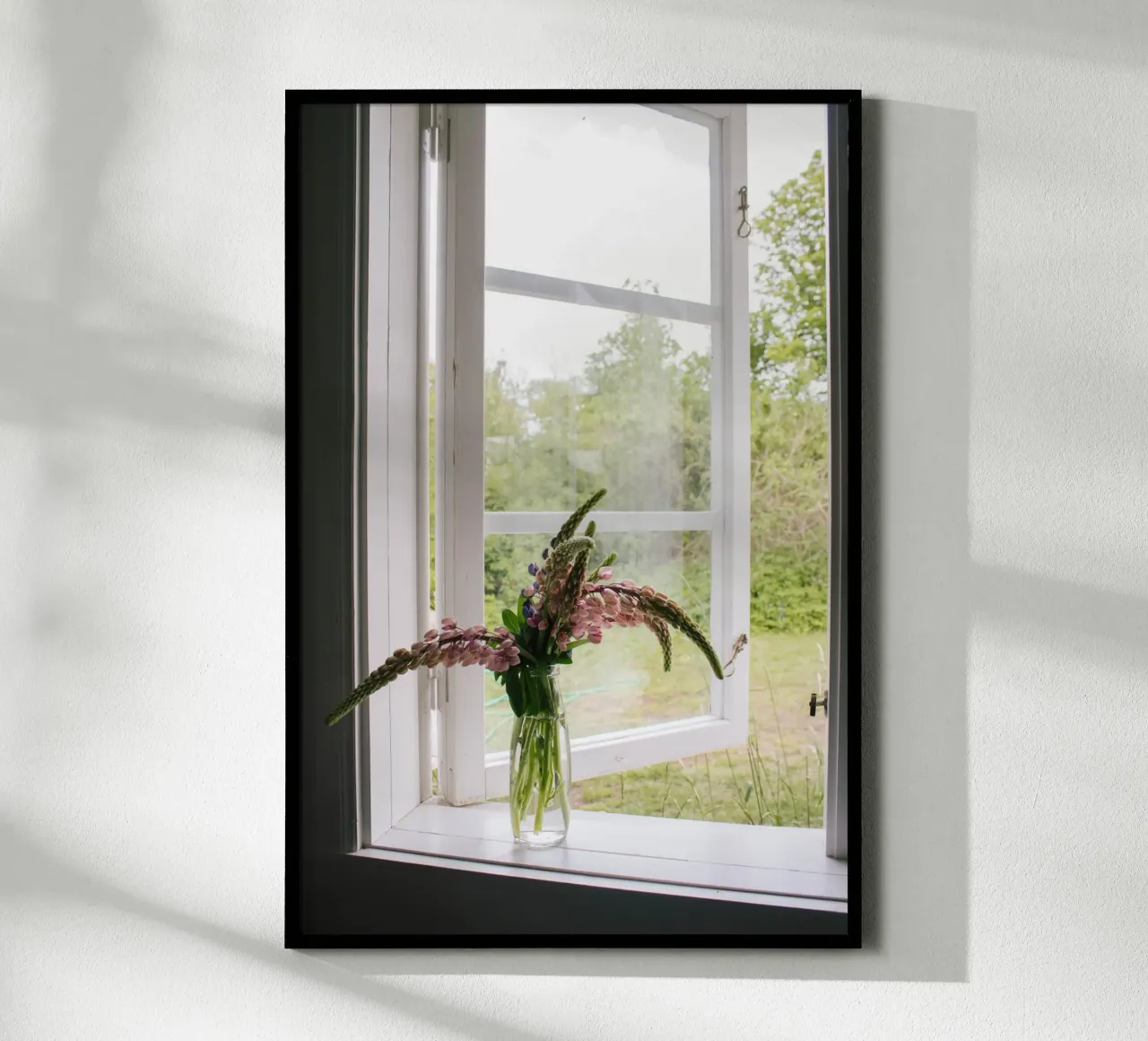 Lupinen am Fenster poster met houten frame van The Wild Creative Studio